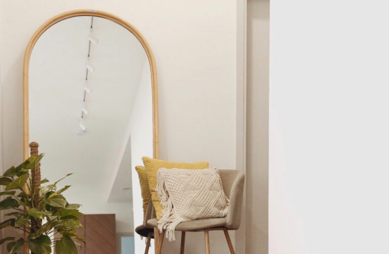 Arched mirror for selfies