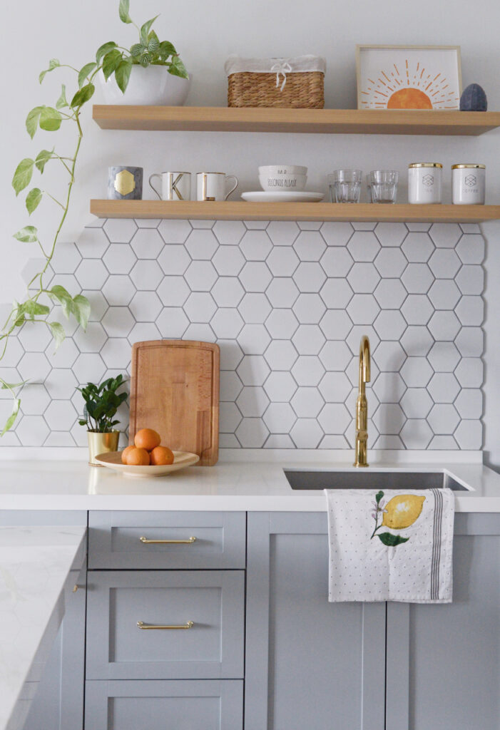 Decorating open shelves in the kitchen 