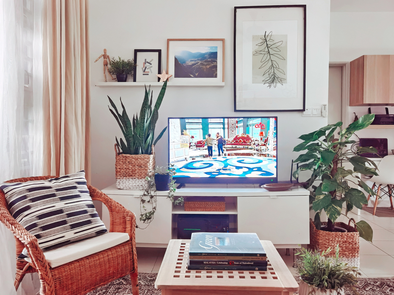 A Scandi Boho Style Condo Is The Perfect Space For This WFH Family
