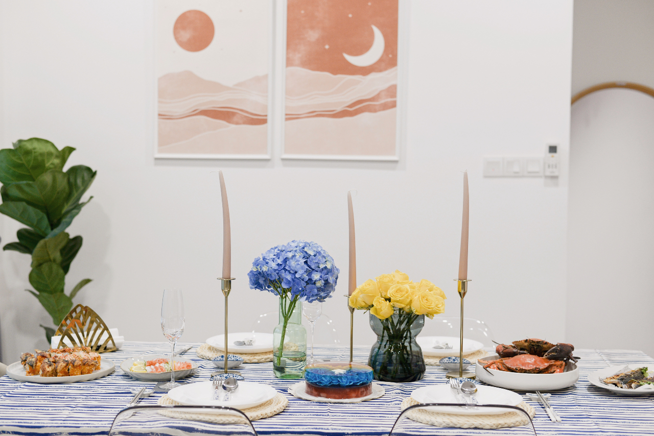How To Style A Beautiful Blue And White Tablescape On A Glass Dining Table