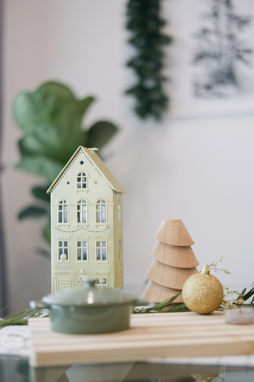 Minimalist holiday tablescape decor