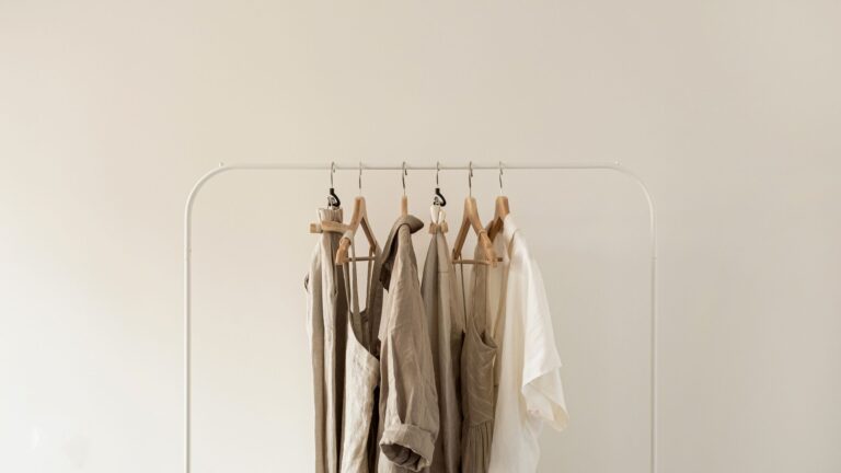 How to be ruthless when decluttering clothes - Motivation to declutter clothes