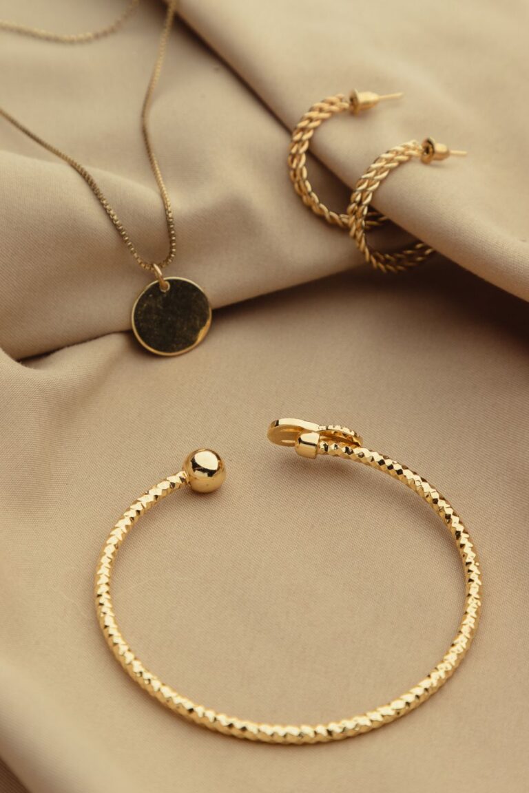 the-best-minimalist-jewelry-collection-for-every-day