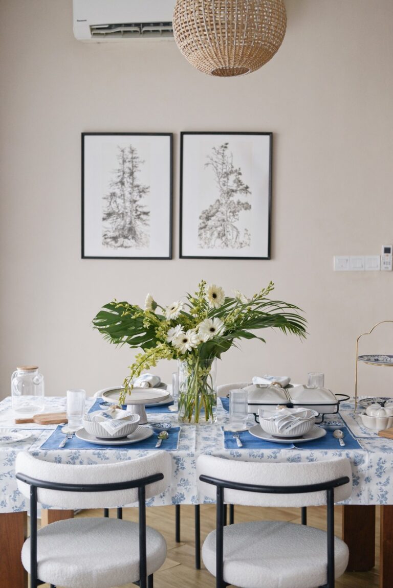 Simple & Casual Blue And White Tablescapes