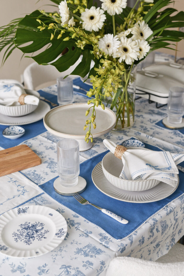 Simple & Casual Blue And White Tablescapes