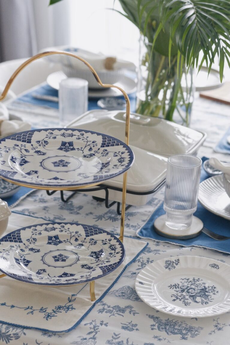 Simple & Casual Blue And White Tablescapes
