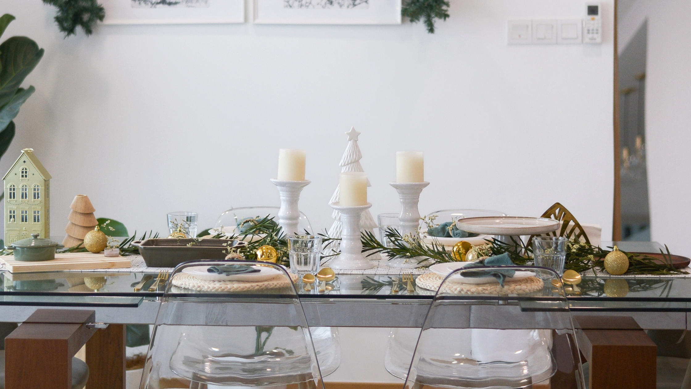 Minimal & Simple White, Green & Gold Christmas Tablescapes