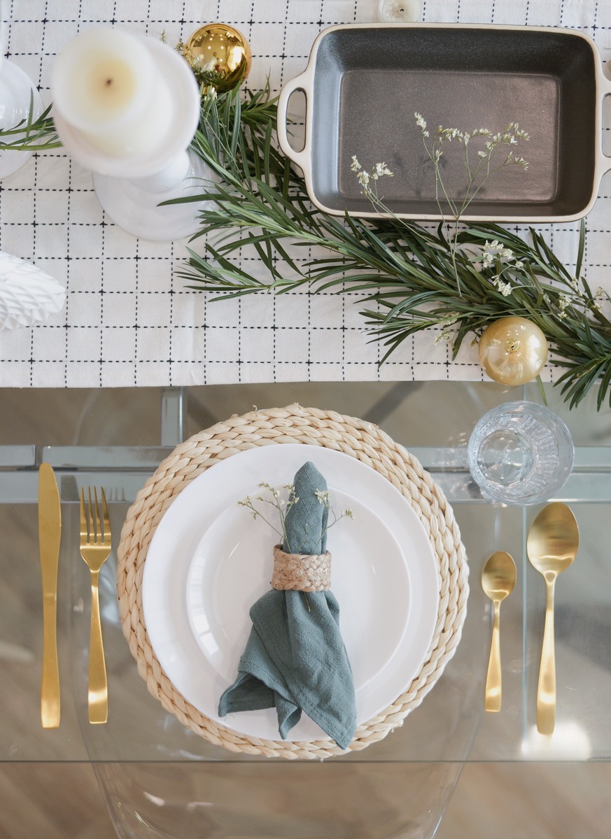 Simple Christmas table settings - table linens