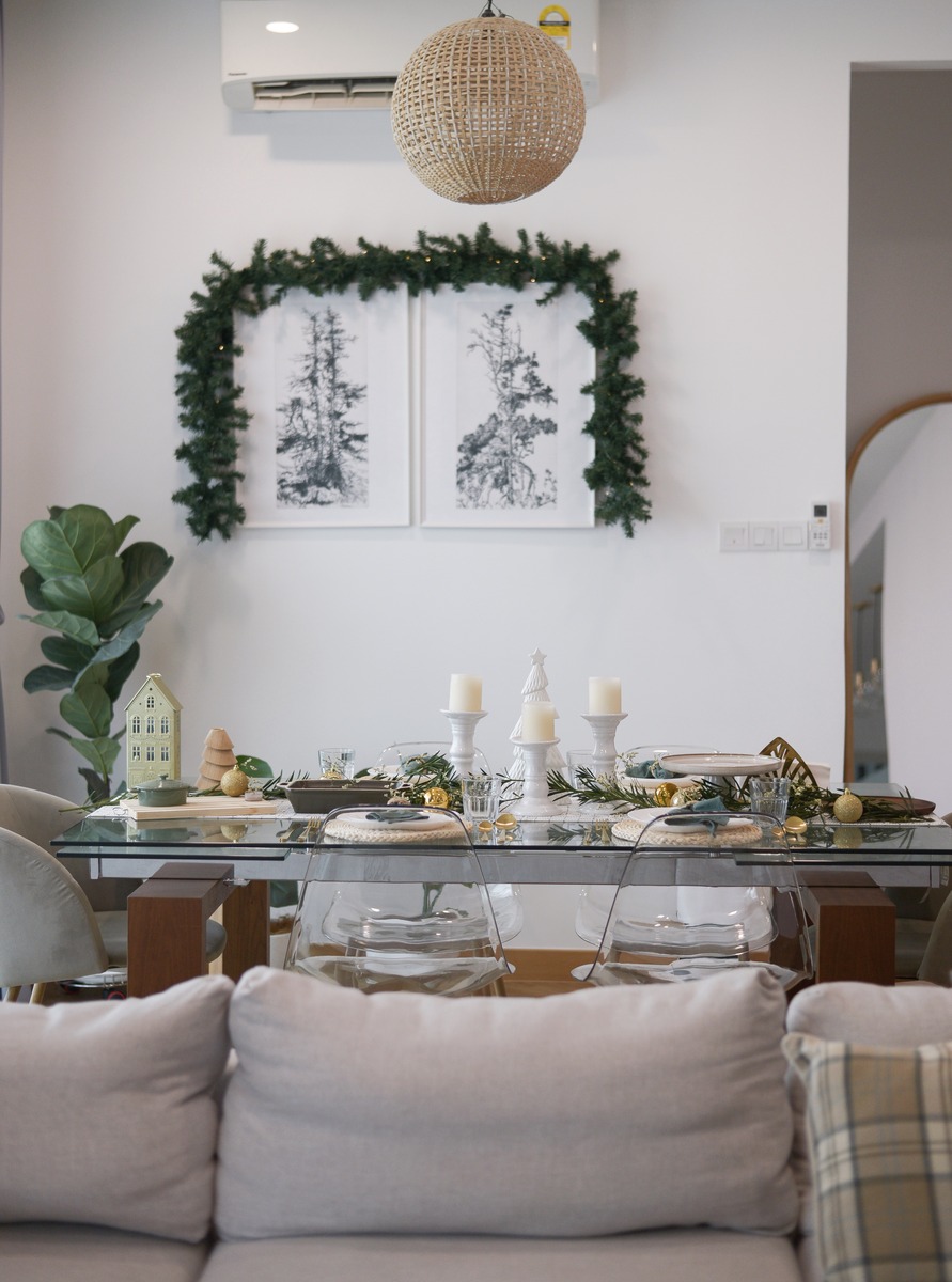 Simple and minimal Christmas table settings