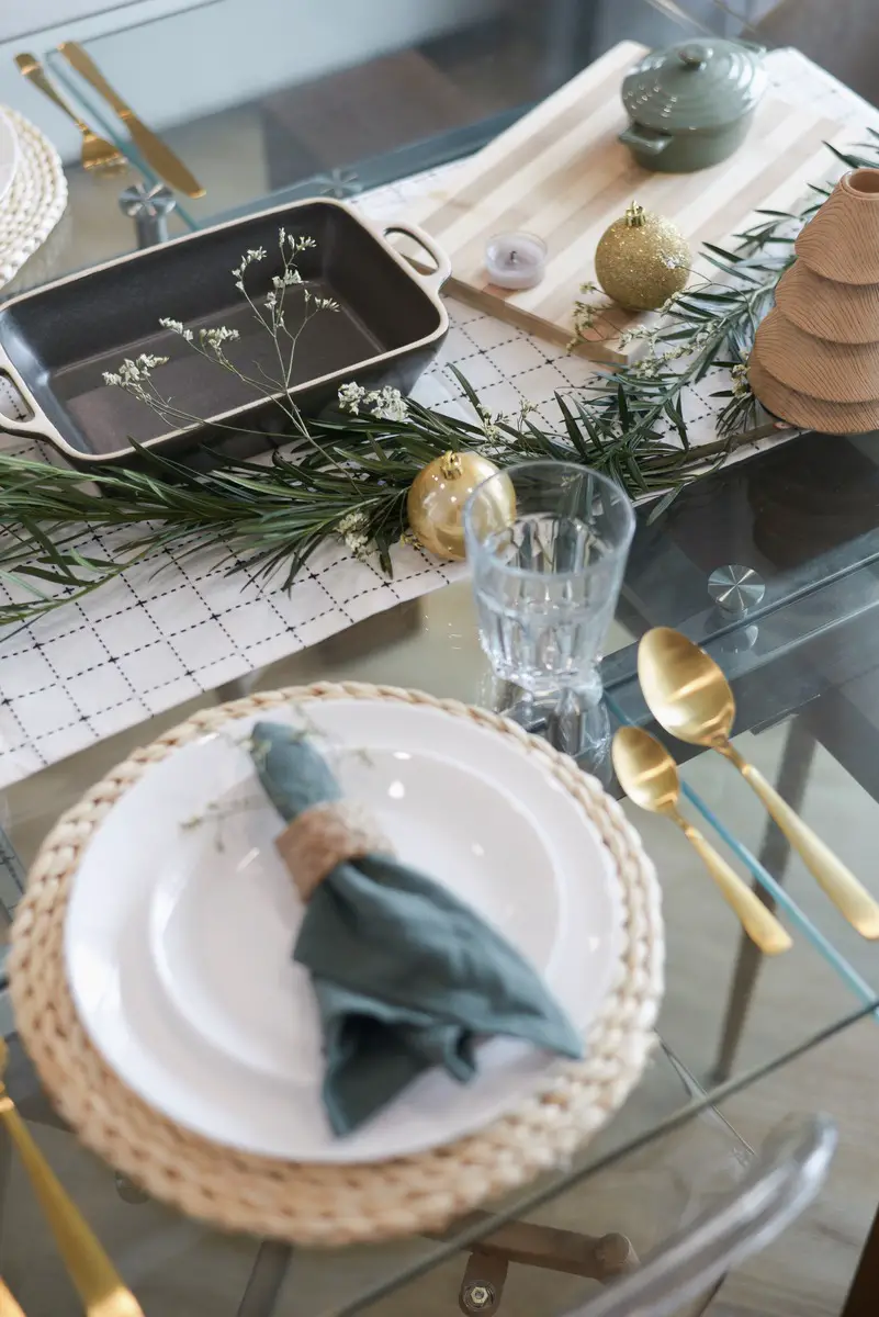 White, green and gold Christmas tablescapes