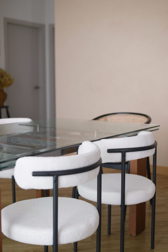 Advantages of a glass dining table