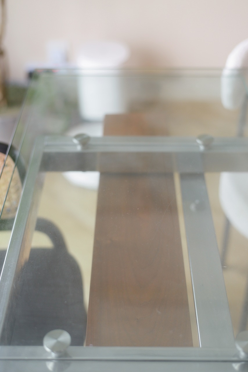 Disadvantages of a glass dining table