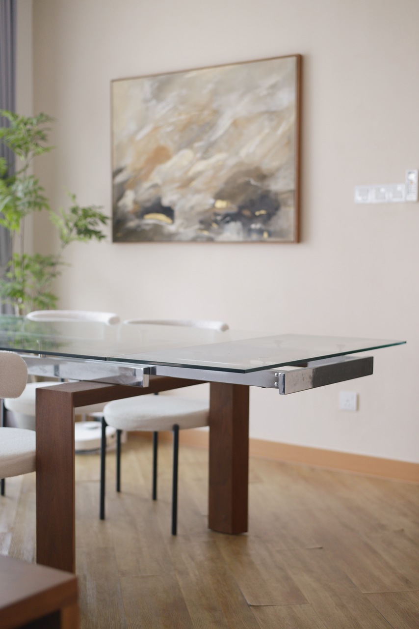 Extendable glass dining table