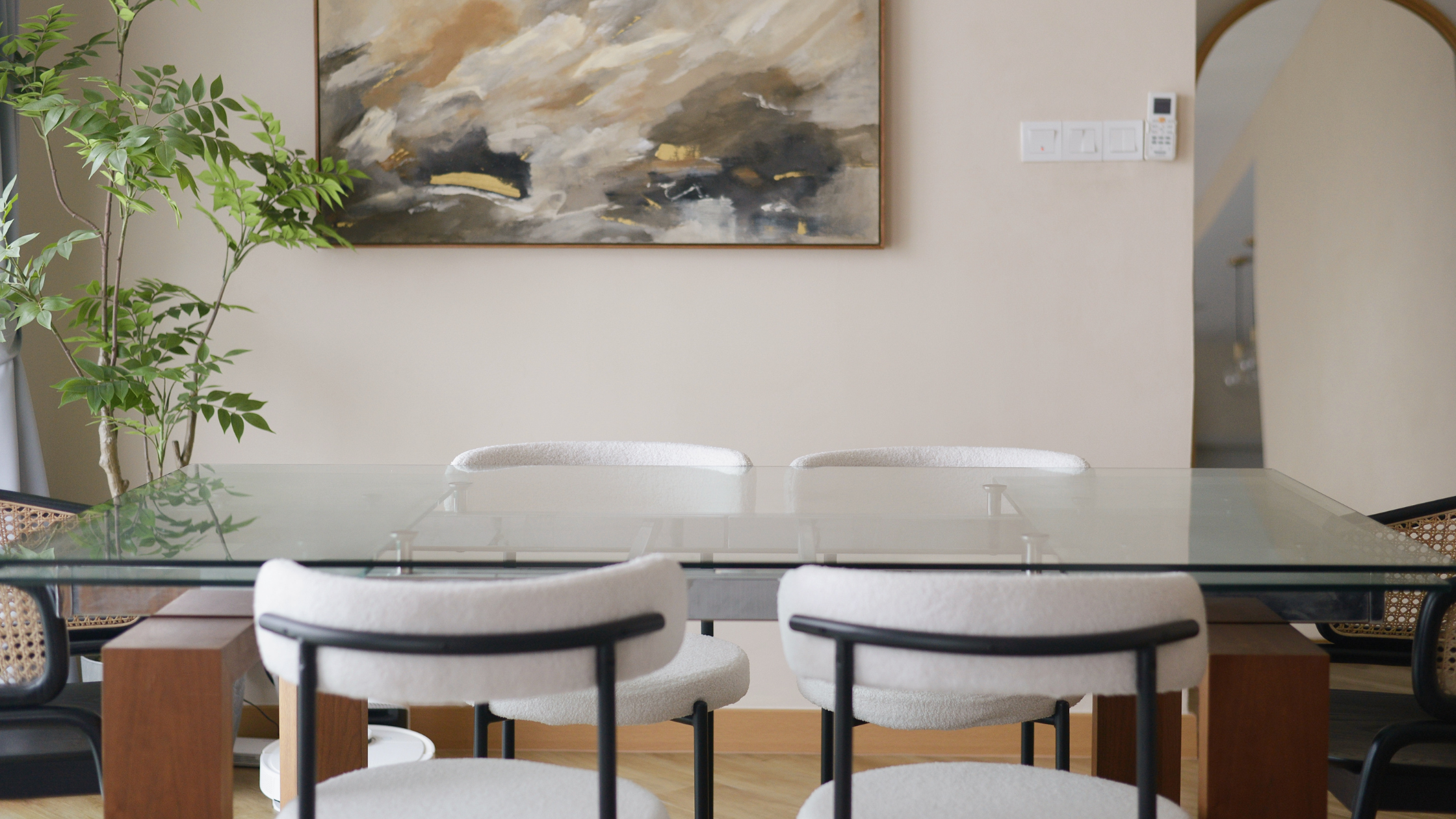 Pros & Cons of Glass Dining Table