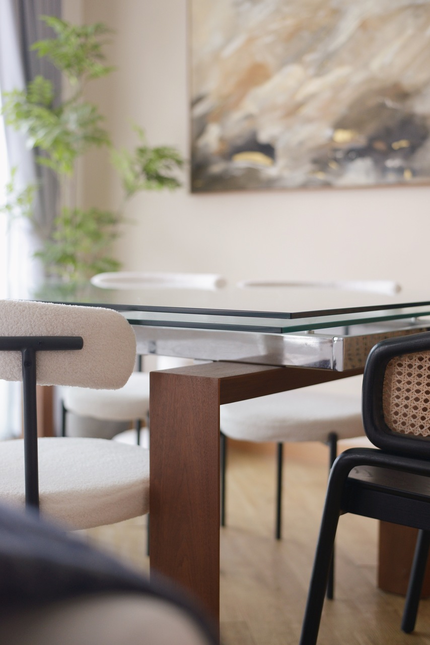 Pros of a glass dining table