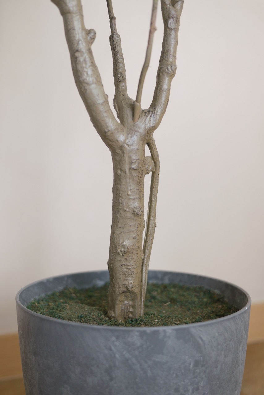 Realistic looking faux plant