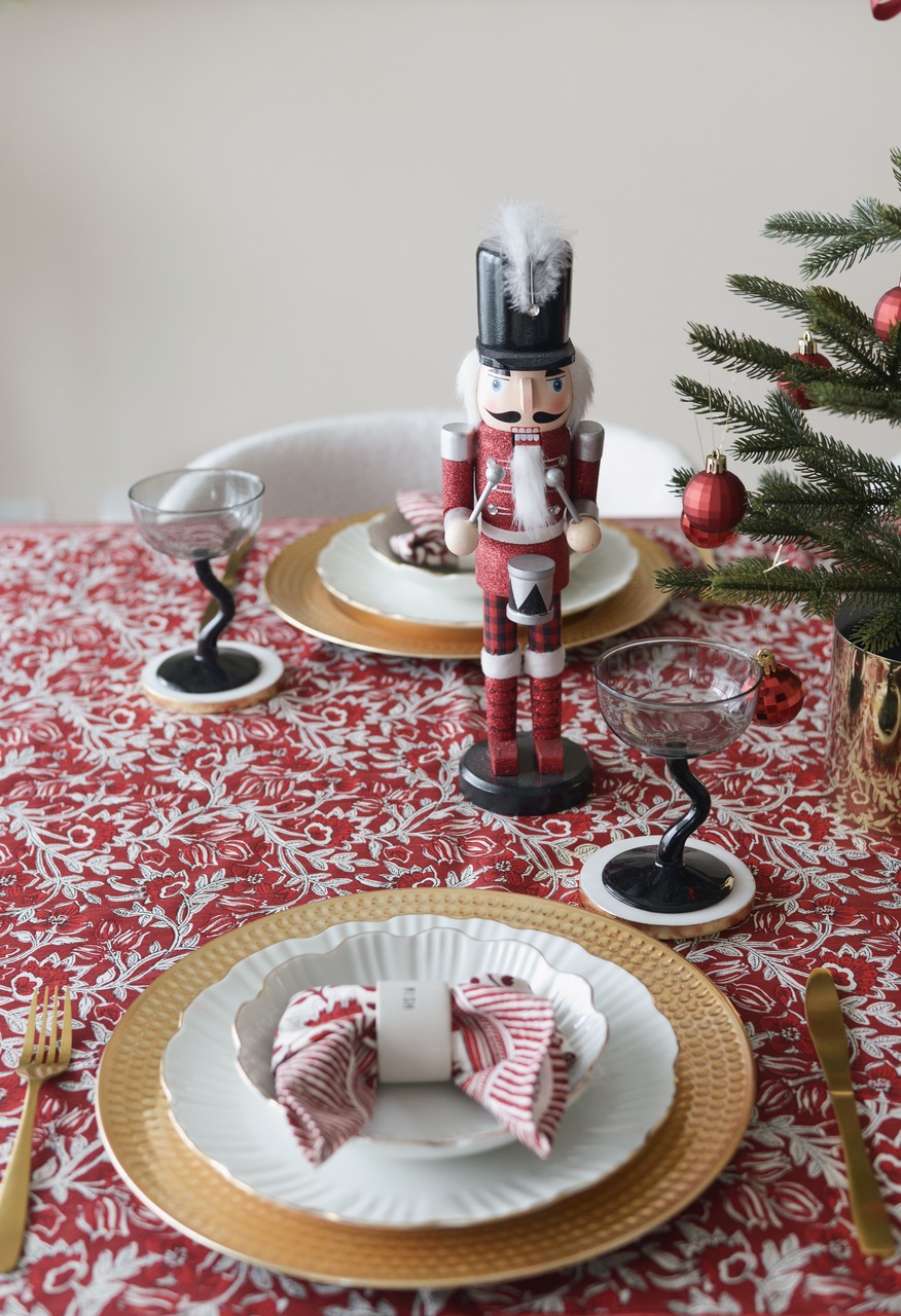 Red Christmas Table Setting