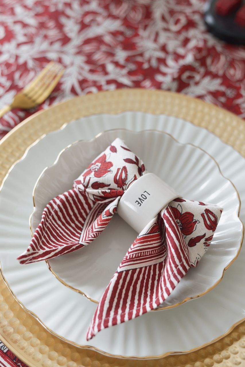 Red Christmas table decor