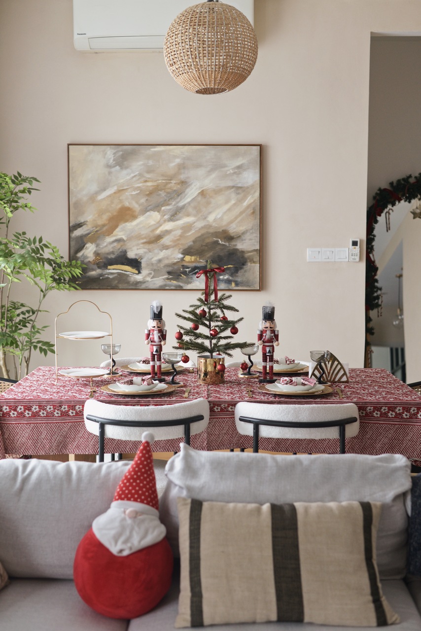 Red Traditional Christmas Tablescape