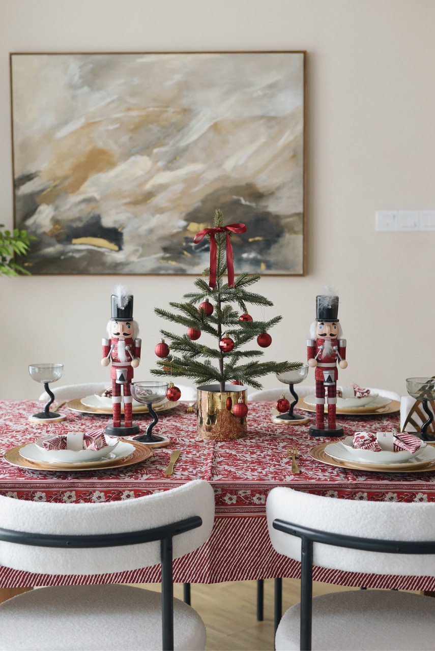 Traditional Red Christmas Table Settings