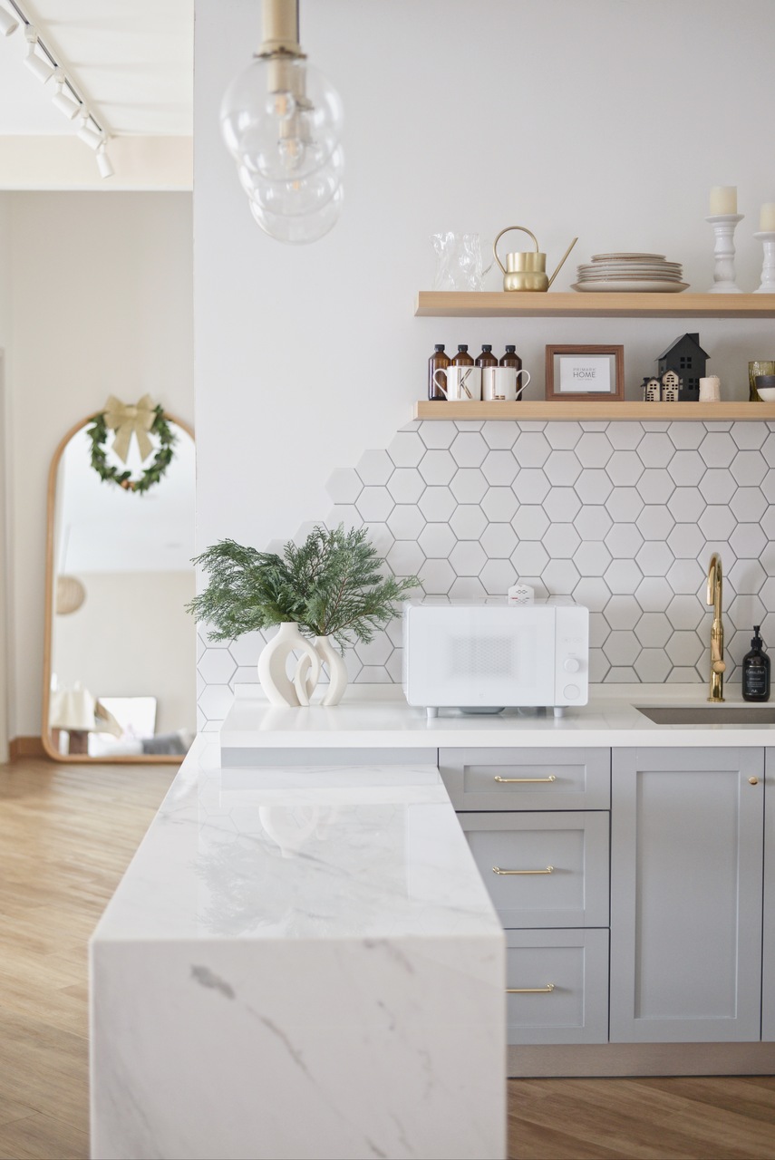 Christmas kitchen decor - Christmas greenery on counter