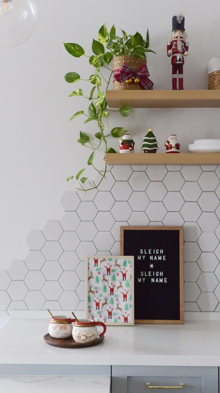 Christmas kitchen decor - open shelves