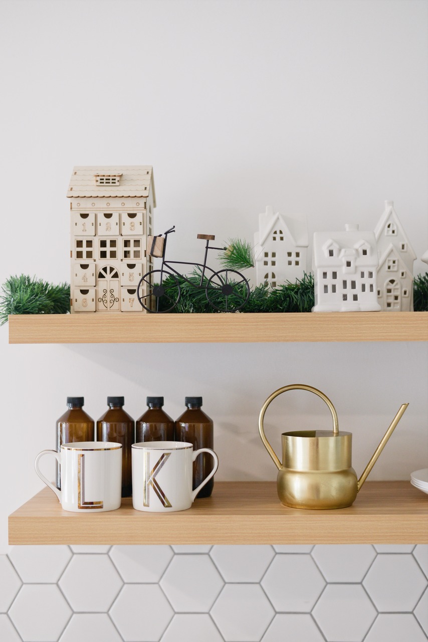 Holiday kitchen shelf decor